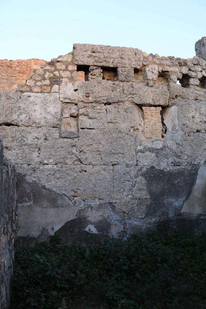 VI.11.13 Pompeii. December 2018.
Looking towards east wall of room on south side of entrance corridor. Photo courtesy of Aude Durand.