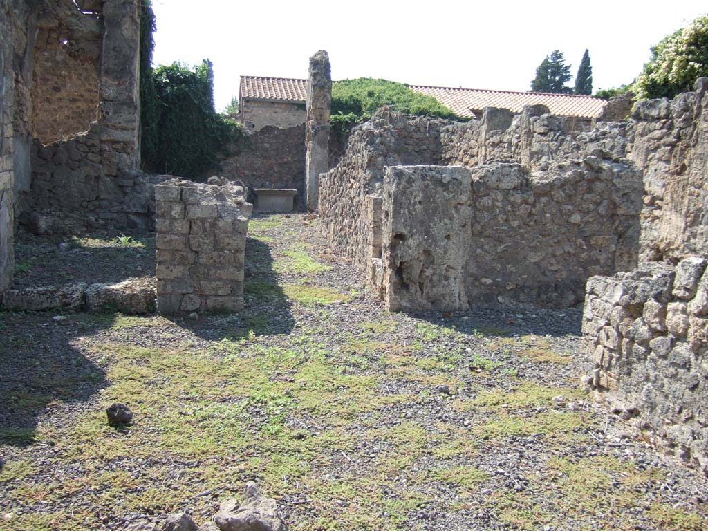VI.11.14 Pompeii. September 2005. Looking west across atrium, in the rear left can be seen the oecus.
In the rear right of the atrium was the triclinium. Between these two rooms was a corridor with an access for the staircase to upper floor.
This corridor led to the rear of the house, where there was a small garden in the rear south corner.
There was also a kitchen and a small rustic room with nearby storeroom.
See Pappalardo, U., 2001. La Descrizione di Pompei per Giuseppe Fiorelli (1875). Napoli: Massa Editore.(p.70)