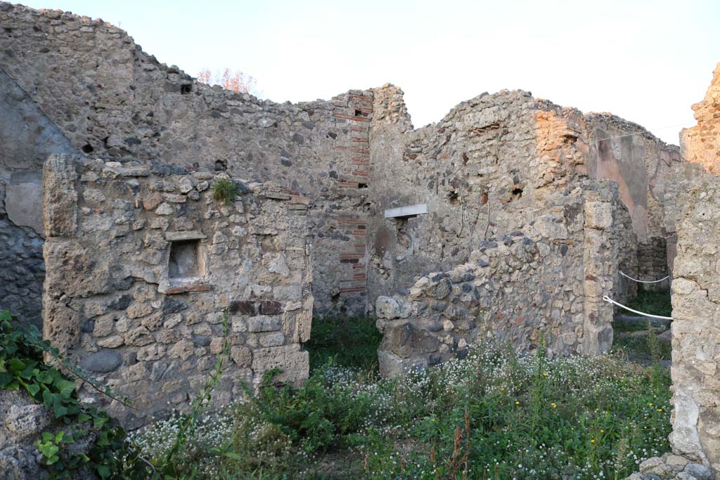 VI.11.17 Pompeii. December 2018.
Looking north from peristyle area towards doorway to room (2’) on north side of entrance doorway, in centre, with entrance doorway, on right.
Photo courtesy of Aude Durand.
.