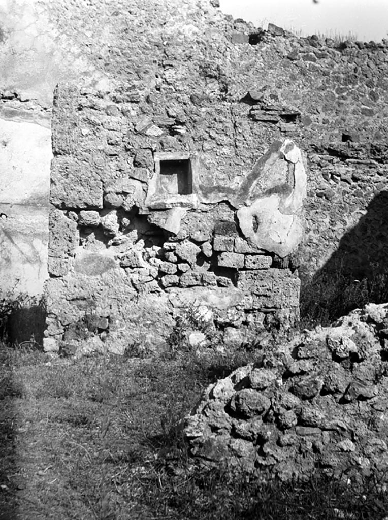 VI.11.4-17 Pompeii. W1494.
Looking north from peristyle area to interior wall with niche, between doorways to two rooms.
Room (4’) on left, room (2’), on right.
Photo by Tatiana Warscher. Photo © Deutsches Archäologisches Institut, Abteilung Rom, Arkiv.