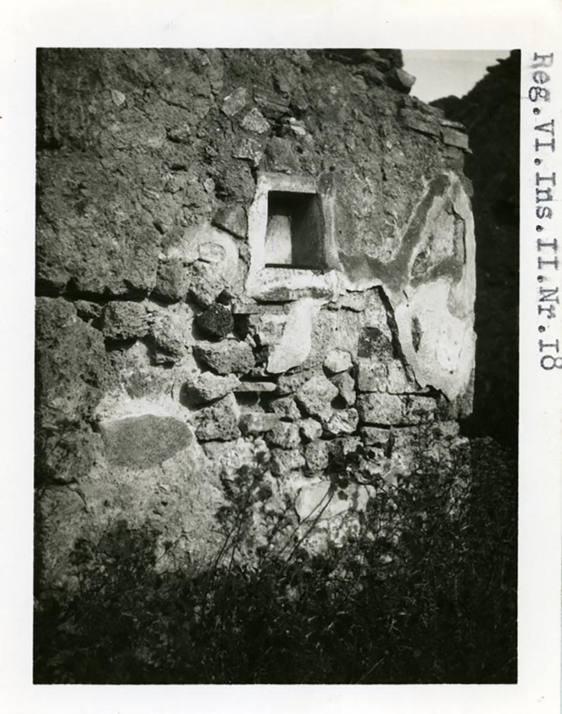 VI.11.17 Pompeii but shown as VI.11.18 on photo. Pre-1937-39.
Looking north towards interior wall with niche, between doorways to two rooms.
Photo courtesy of American Academy in Rome, Photographic Archive. Warsher collection no. 1931.