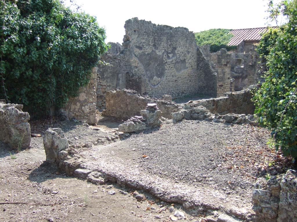 VI.11.17 Pompeii. September 2005.
Looking south-west across tablinum (7’), towards corridor (8) leading to VI.11.4 in centre, and room (9), on left.