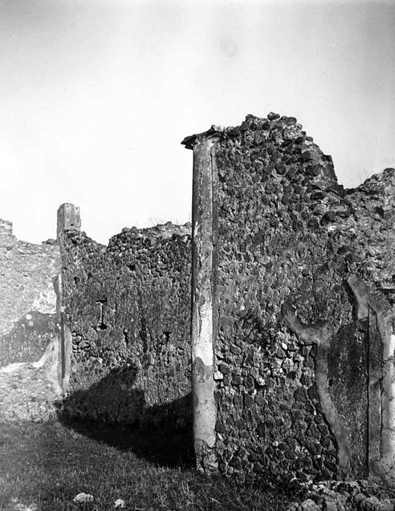 VI.11.4-17 Pompeii. W1491. Wall and column. Photo by Tatiana Warscher.
Photo © Deutsches Archäologisches Institut, Abteilung Rom, Arkiv.