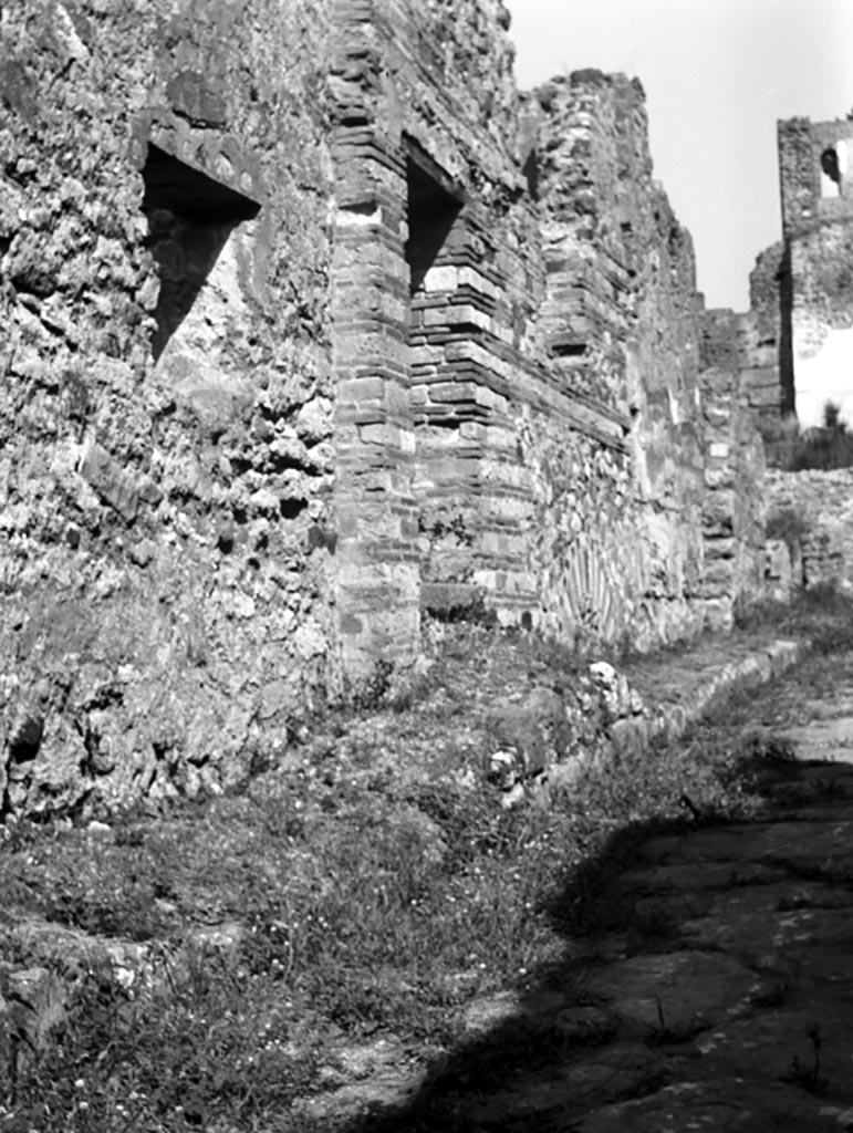 VI.11.18 Pompeii. W.1500.
Looking north along front façade with window of VI.11.17, and doorway of VI.11.18.
Photo by Tatiana Warscher. Photo © Deutsches Archäologisches Institut, Abteilung Rom, Arkiv.