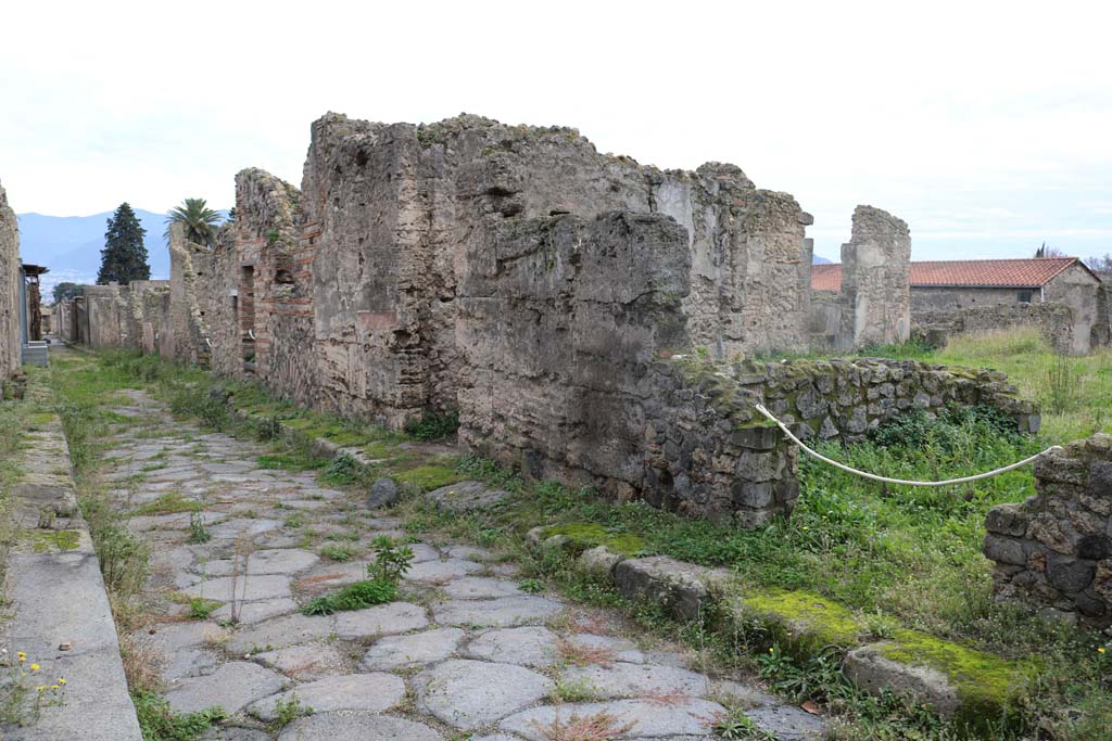 VI.11.20 Pompeii, on right. Looking south along west side of insula VI.11, on Vicolo del Labirinto. Photo courtesy of Aude Durand.