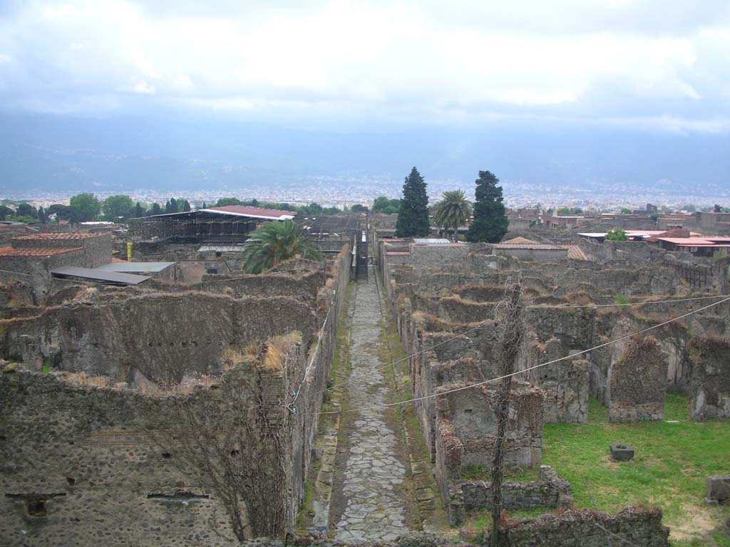 Vicolo del Labirinto, Pompeii. May 2010.
Looking south from Tower X, with VI.15 on left, and VI.11 on right. Photo courtesy of Ivo van der Graaff.