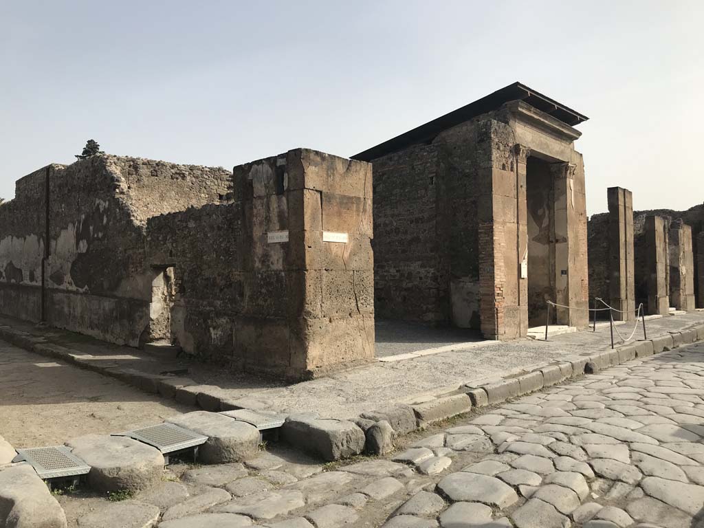 VI.12.1, Pompeii. April 2019. Junction of Vico del Fauno, on left, with Via della Fortuna, on right.
The shop of VI.12.1 is on the corner of the junction. Photo courtesy of Rick Bauer.