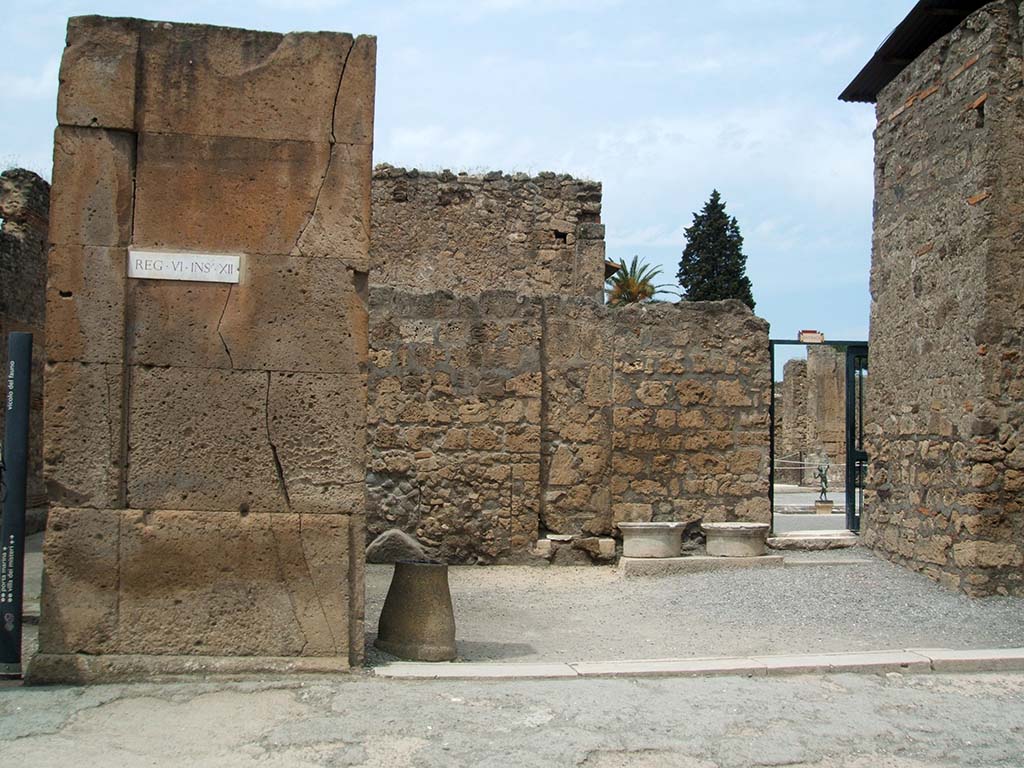VI.12.1 Pompeii. May 2005. Shop entrance doorway, looking north.
According to Fiorelli, found painted on the first corner pilaster, on the left, were the remains of an “Eituns”, or Oscan inscription.
Only a few letters were still visible.
See Pappalardo, U., 2001. La Descrizione di Pompei per Giuseppe Fiorelli (1875). Napoli: Massa Editore. (p.71)
See Antonini, R., in Quaderni Di Studi Pompeiana, 1/2007, Assoc. Int. Amici di Pompei, p. 57-73.