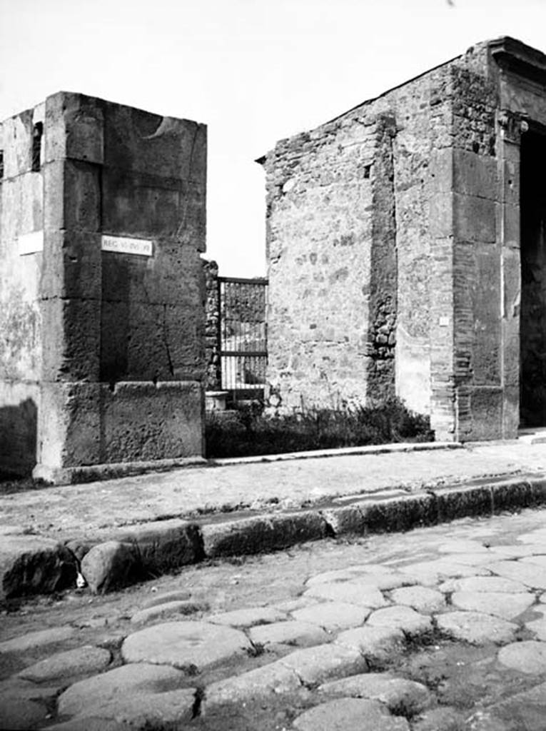 VI.12.1 Pompeii. W.1118. Façade on Via della Fortuna.
Photo by Tatiana Warscher. Photo © Deutsches Archäologisches Institut, Abteilung Rom, Arkiv.
Rome, whose copyright it remains.
See http://arachne.uni-koeln.de/item/marbilderbestand/231353