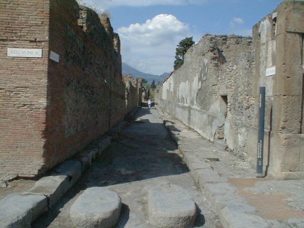 VI.10 Pompeii. September 2004. Vicolo del Fauno, looking north. VI.12.1.