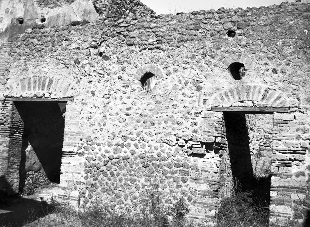 VI.12.2 Pompeii. W.1149. Two doorways in north-east corner of north wall.
The doorway on the left leads to VI.12.7, the rear posticum.
Photo by Tatiana Warscher. Photo © Deutsches Archäologisches Institut, Abteilung Rom, Arkiv.