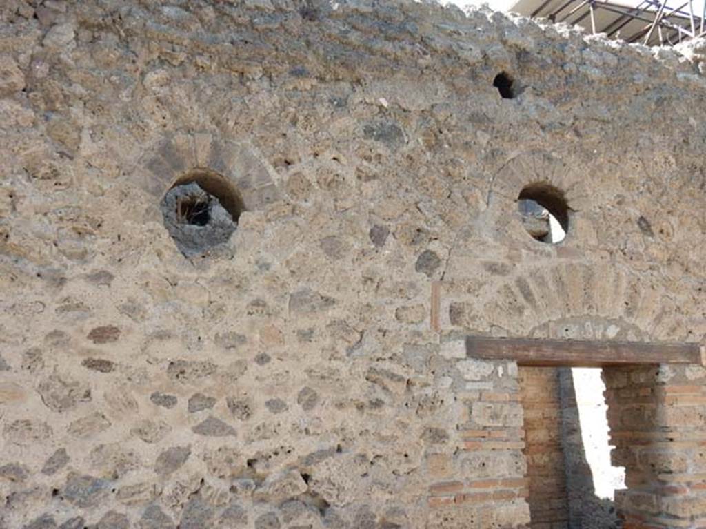 VI.12.2 Pompeii. May 2015. Rear north wall of second (rear) peristyle, with two circular windows. Photo courtesy of Buzz Ferebee.