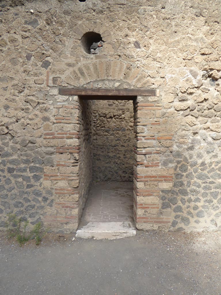 VI.12.2 Pompeii. September 2015. Doorway to room in north-east corner of rear peristyle.
Foto Annette Haug, ERC Grant 681269 DÉCOR.