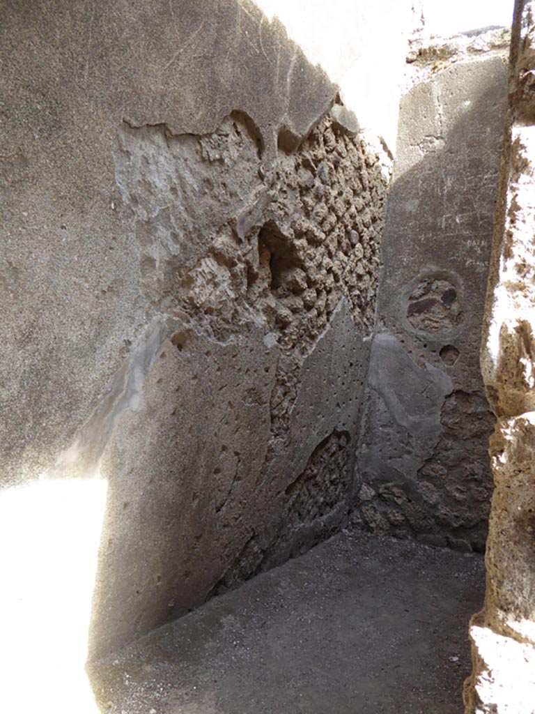 VI.12.2 Pompeii. September 2015.
Looking east in small room, with remains of imprint of stairs to upper floor in plaster on north wall.
Foto Annette Haug, ERC Grant 681269 DÉCOR.