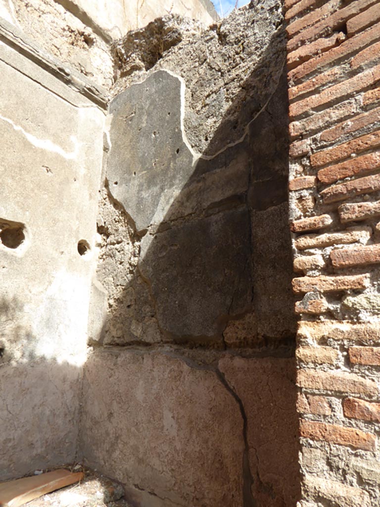 VI.12.2 Pompeii. September 2015. Looking towards east wall in north-east corner.
Foto Annette Haug, ERC Grant 681269 DÉCOR.