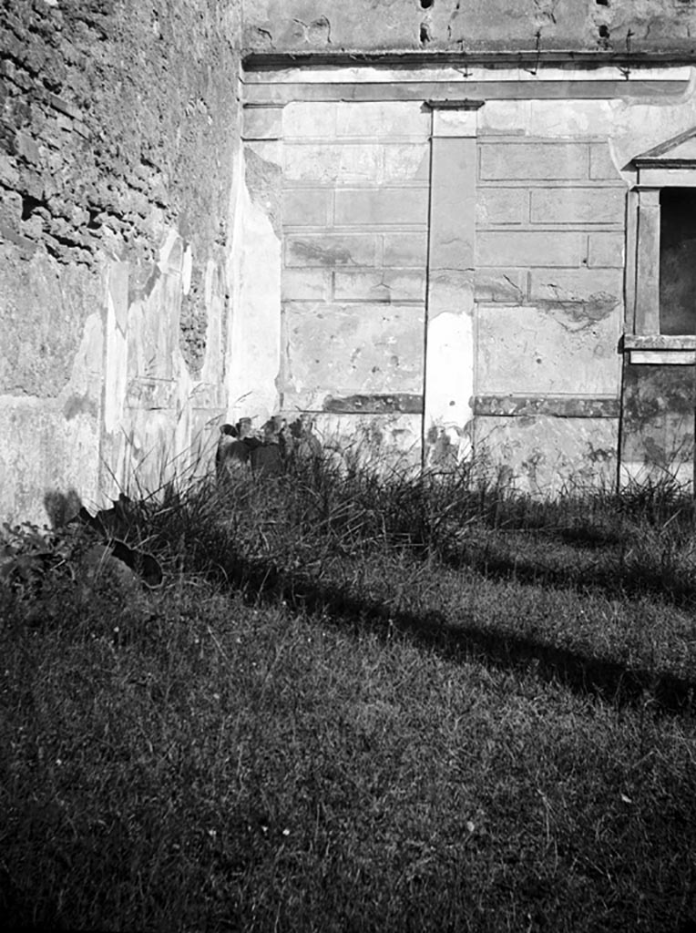 VI.12.2 Pompeii. W.1143. North-west corner of second peristyle.
Photo by Tatiana Warscher. Photo © Deutsches Archäologisches Institut, Abteilung Rom, Arkiv.