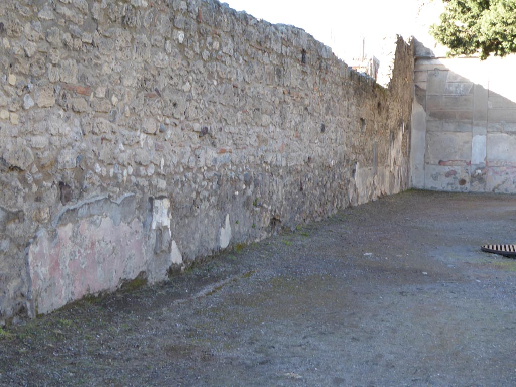 VI.12.2 Pompeii. January 2017. Looking north along west wall of rear peristyle.
Foto Annette Haug, ERC Grant 681269 DÉCOR.