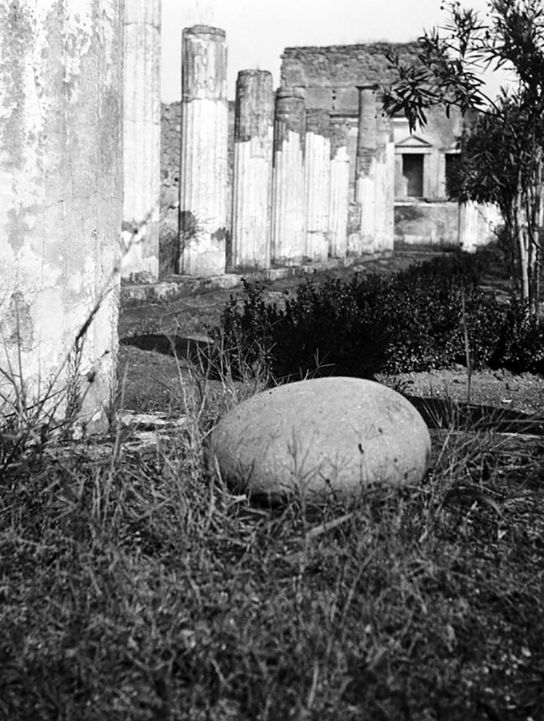 VI.12.2 Pompeii. W.1146. Missile in second peristyle, looking north.
Photo by Tatiana Warscher. Photo © Deutsches Archäologisches Institut, Abteilung Rom, Arkiv.