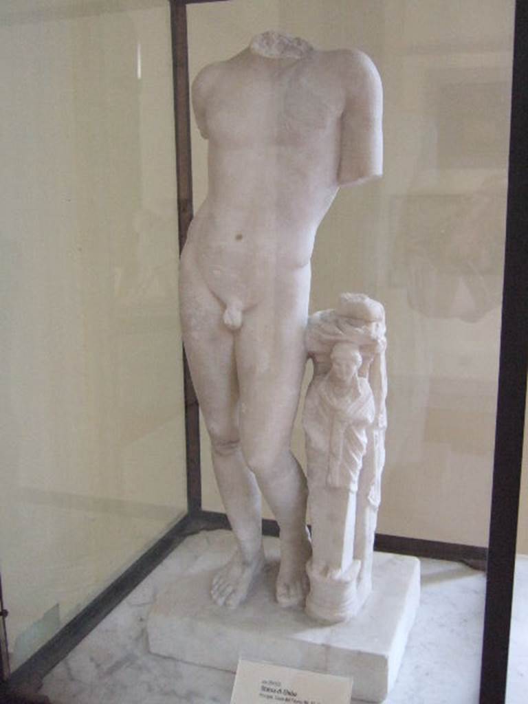 VI.12.2 Pompeii. Marble statue,found 14th June 1832 in centre of garden. Now in Naples Archaeological Museum. Inventory number 264923.
See Pagano, M. and Prisciandaro, R., 2006. Studio sulle provenienze degli oggetti rinvenuti negli scavi borbonici del regno di Napoli. Naples : Nicola Longobardi. (p.146) PAH II, 254