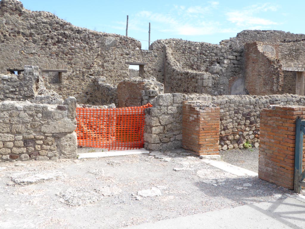 VI.12.2 Pompeii. September 2015.
South-east corner of Middle Peristyle, with doorway to corridor 19 in centre, and into room 51 on right, looking east.
Foto Annette Haug, ERC Grant 681269 DÉCOR.