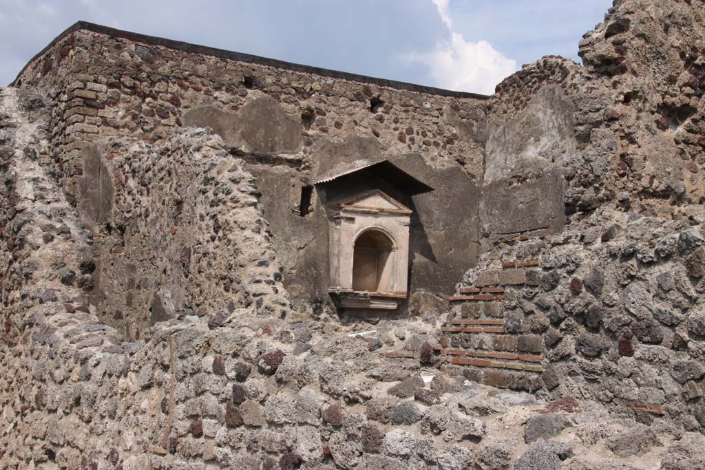 VI.12.2 Pompeii. September 2021.
Looking towards north wall and north-east corner of kitchen, the first room at the north end of the corridor. Photo courtesy of Klaus Heese.