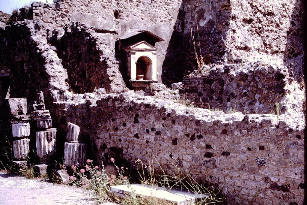 VI.12.2 Pompeii. 1964.
Looking north-east from middle garden across corridor, to north wall of kitchen with its arched niche lararium. Photo by Stanley A. Jashemski.
Source: The Wilhelmina and Stanley A. Jashemski archive in the University of Maryland Library, Special Collections (See collection page) and made available under the Creative Commons Attribution-Non-Commercial License v.4. See Licence and use details.
J64f1083
