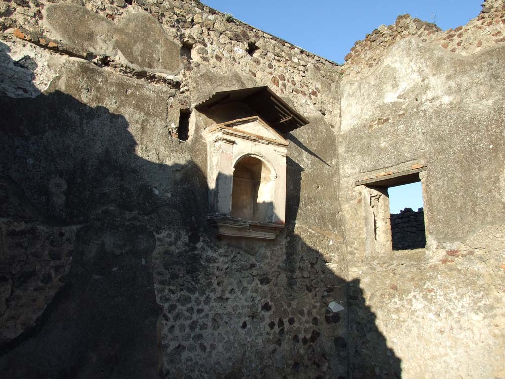 VI.12.2 Pompeii. December 2006. Looking towards north-east corner of kitchen, the first room at the north end of the corridor.
North wall of kitchen with arched aedicula niche, on east side of first peristyle.
(PPM – room 24)