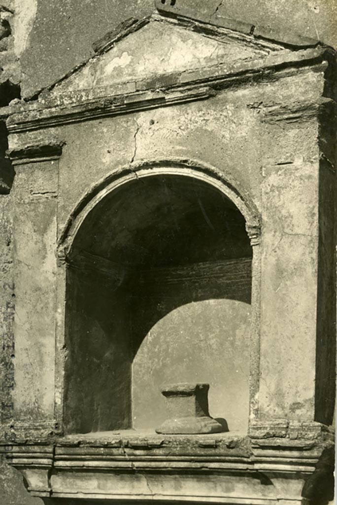 VI.12.2 Pompeii. pre-1937-39. North wall of Kitchen, arched niche lararium with aedicula façade.
Photo courtesy of American Academy in Rome, Photographic Archive. Warsher collection no. 1551