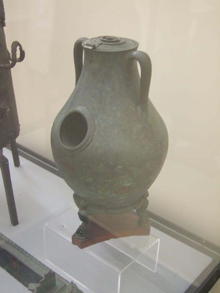 VI.12.2 Pompeii. Found on 5th November 1830. Bronze food or water warmer.
Now in Naples Archaeological Museum. Inventory number 78673.
See Fiorelli G., 1862. Pompeianarum antiquitatum historia, Vol. 2: 1819 - 1860, Naples, p. 242-243.