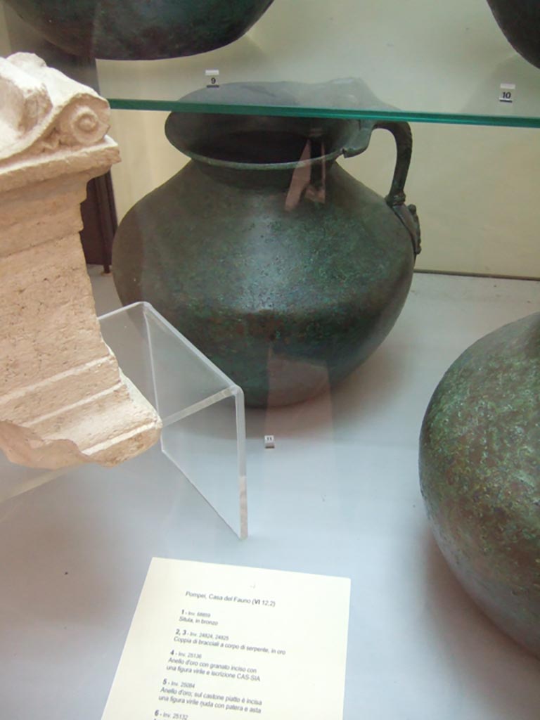 VI.12.2 Pompeii. Found on 5th November 1830. One handled bronze jug.
Now in Naples Archaeological Museum. Inventory number 69428.
See Fiorelli G., 1862. Pompeianarum antiquitatum historia, Vol. 2: 1819 - 1860, Naples, p. 242-243.