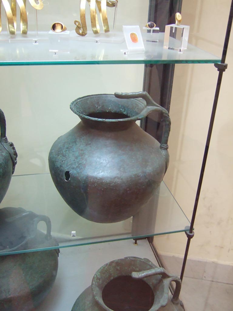 VI.12.2 Pompeii. Found on 5th November 1830. One handled bronze jug.
Now in Naples Archaeological Museum. Inventory number 69427.
See Fiorelli G., 1862. Pompeianarum antiquitatum historia, Vol. 2: 1819 - 1860, Naples, p. 242-243.