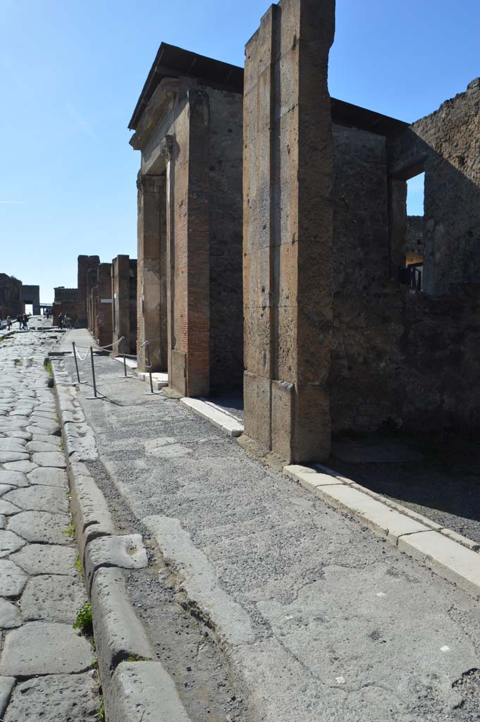VI.12.2 Pompeii. March 2019.
Looking west on Via della Fortuna, from VI.12.4, on right, towards entrance at VI.12.2.
Foto Taylor Lauritsen, ERC Grant 681269 DÉCOR.
