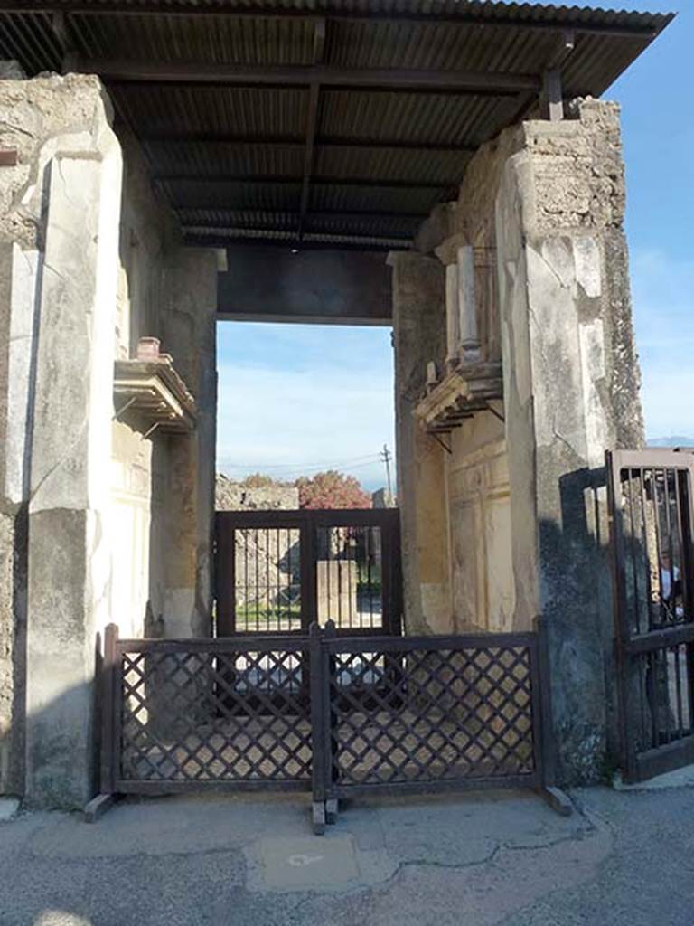 VI.12.2 Pompeii. June 2012. Looking south through entrance doorway. Photo courtesy of Michael Binns.