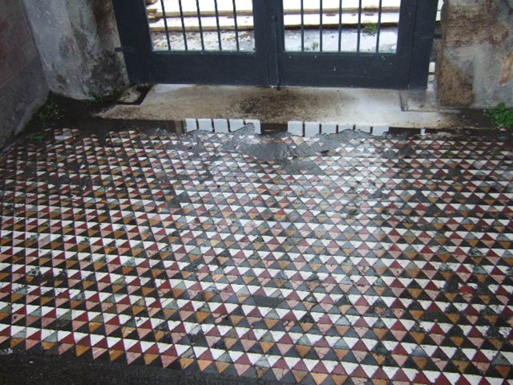 VI.12.2 Pompeii. December 2005. Entrance Fauces floor, made of small triangular pieces of marble and slate – red, yellow, green, white and black.