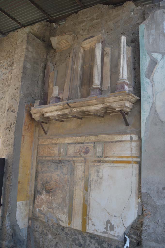 VI.12.2 Pompeii. October 2017.
Entrance fauces/corridor, looking towards west wall with shelf, on which is placed a façade with small columns.
Foto Taylor Lauritsen, ERC Grant 681269 DÉCOR.