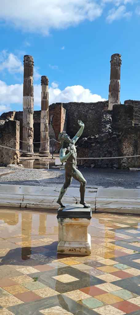 VI.12.2 Pompeii. April 2022.
Looking east across impluvium in atrium towards atrium of VI.12.5.
Photo courtesy of Giuseppe Ciaramella.