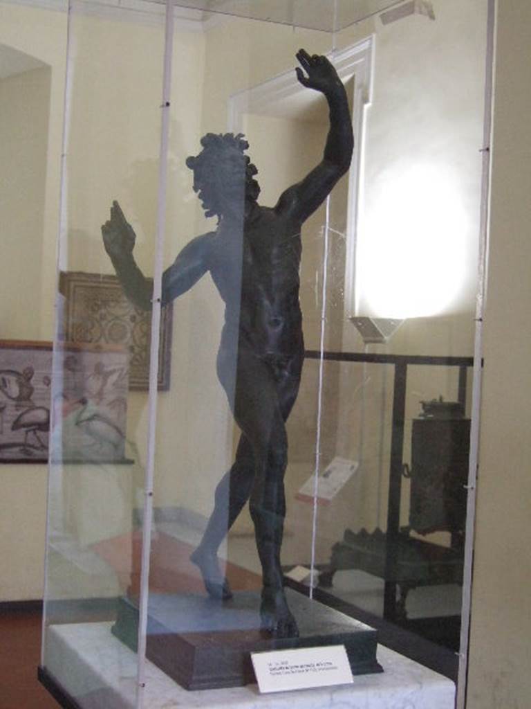 VI.12.2 Pompeii. Original bronze statue of a dancing faun found in tuscanic atrium. Now in Naples Archaeological Museum. Inventory number 5002.
This was found on 28th October 1830. See Pagano, M. and Prisciandaro, R., 2006. Studio sulle provenienze degli oggetti rinvenuti negli scavi borbonici del regno di Napoli. Naples : Nicola Longobardi. (p. 144) PAH II, 240