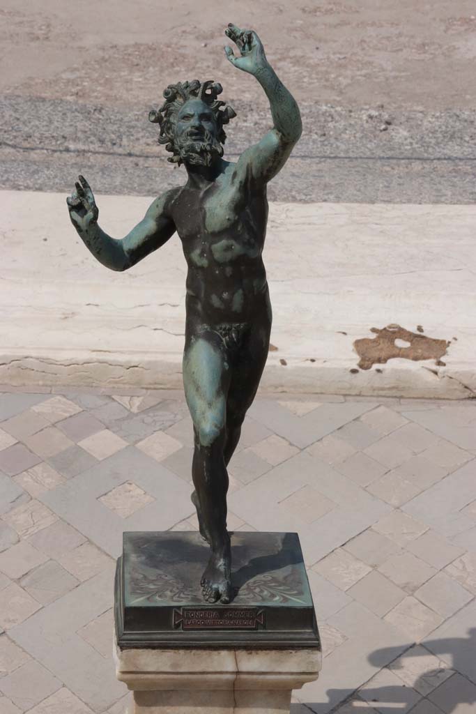 VI.12.2 Pompeii. September 2021.
Looking north towards Dancing Faun in impluvium, with plaque “Fonderia Sommer, Largo Vittoria, Napoli”.
Photo courtesy of Klaus Heese.