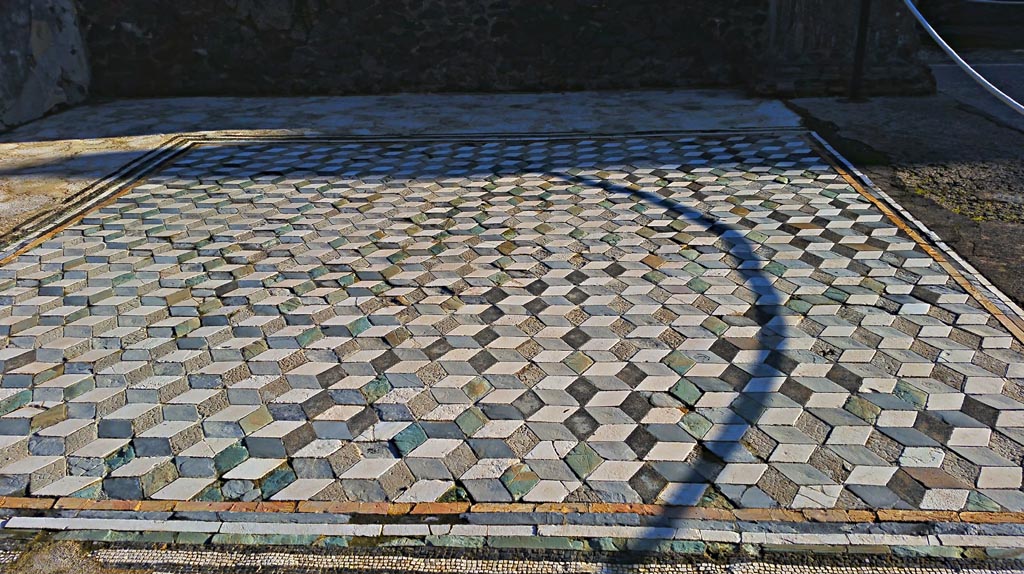VI.12.2 Pompeii. 2017/2018/2019. Looking east across floor in tablinum 33. Photo courtesy of Giuseppe Ciaramella.