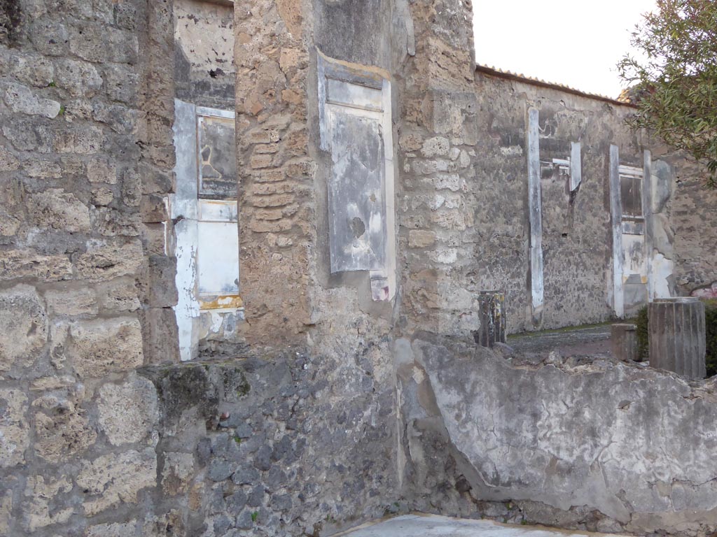 VI.12.2 Pompeii. January 2017. Tablinum 33, detail from north-west corner and windows into room 35.
Foto Annette Haug, ERC Grant 681269 DÉCOR.