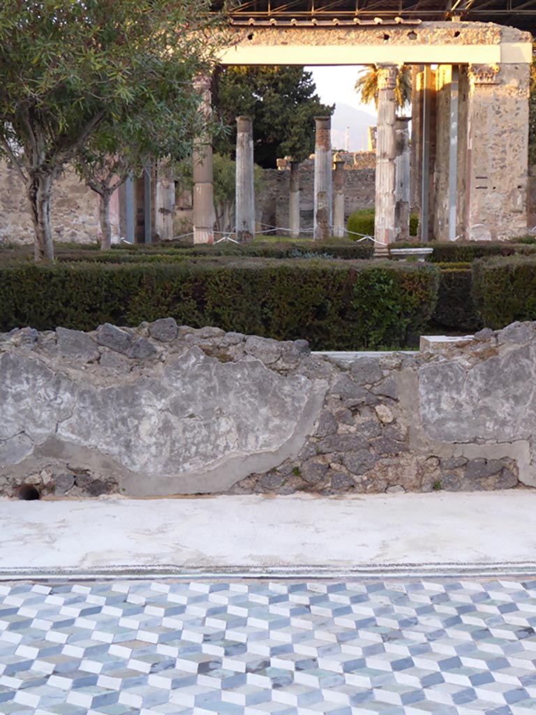 VI.12.2 Pompeii. January 2017.
Room 33, looking across north wall into Middle Peristyle and through Exedra to Rear Peristyle.
Foto Annette Haug, ERC Grant 681269 DÉCOR.
