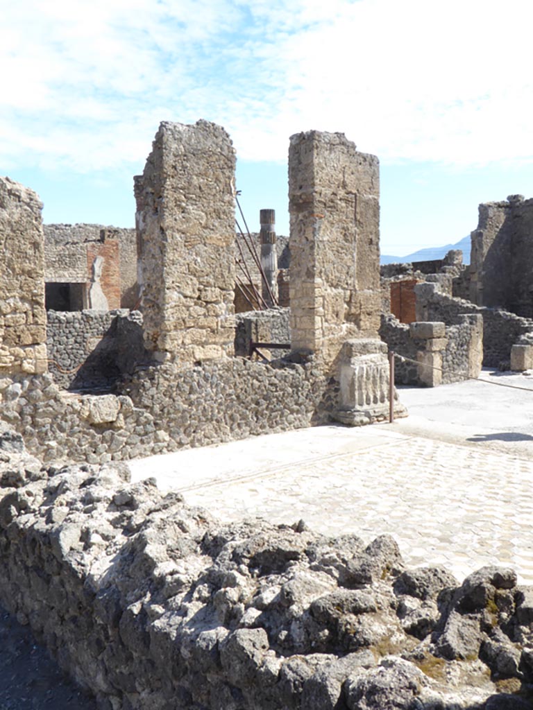 VI.12.2 Pompeii. September 2015.
Looking south-east across tablinum 33, towards east wall, from south portico of Middle Peristyle.
Foto Annette Haug, ERC Grant 681269 DÉCOR.