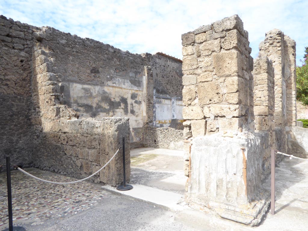 VI.12.2 Pompeii. September 2015.
North-west corner of Primary Atrium, looking towards room 35, on west side of tablinum, on right. West Ala 29 is on the left
Foto Annette Haug, ERC Grant 681269 DÉCOR.