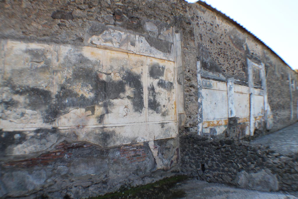 VI.12.2 Pompeii. March 2014.
Looking towards west wall in north-west corner of triclinium/dining room 35 on west side of tablinum, on the left.
On the right is the west wall in the south-west corner of the middle peristyle/garden.
Foto Annette Haug, ERC Grant 681269 DÉCOR.