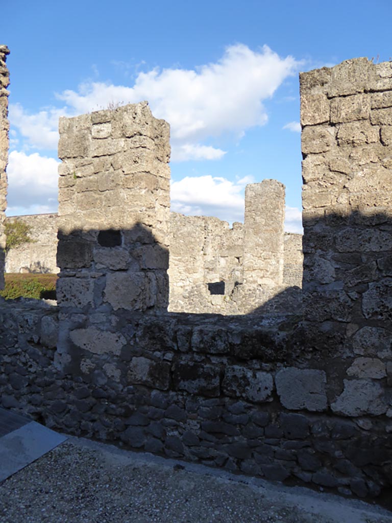 VI.12.2 Pompeii. January 2017. Room 35, detail of east wall of dining room, looking into tablinum.
Foto Annette Haug, ERC Grant 681269 DÉCOR.