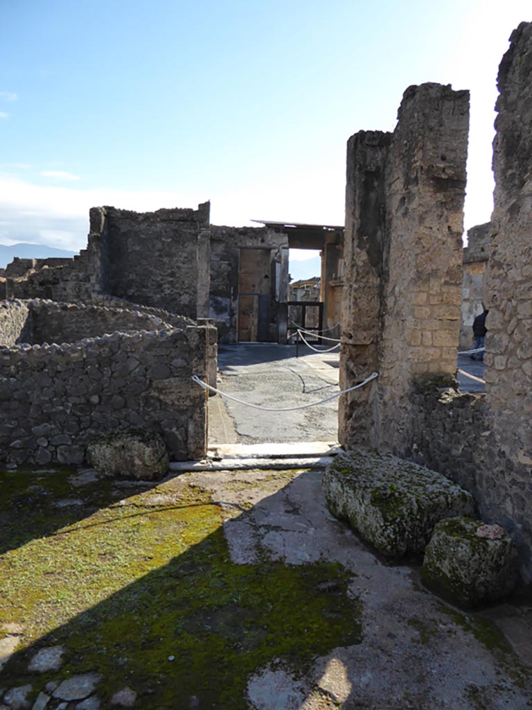 VI.12.2 Pompeii. January 2017. Triclinium 34, looking south through doorway towards Primary Atrium.
Foto Annette Haug, ERC Grant 681269 DÉCOR.