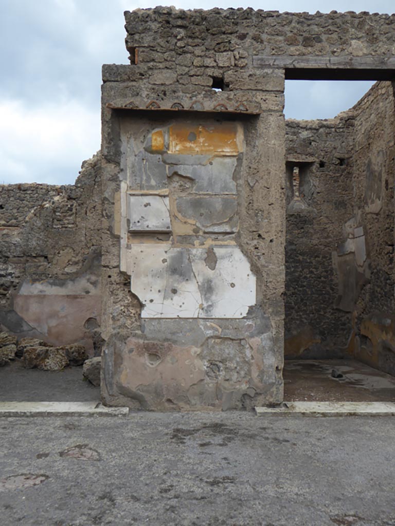 VI.12.2 Pompeii. September 2017.
Detail of atrium wall on pilaster between rooms in south-west corner of Tuscan atrium.
Foto Annette Haug, ERC Grant 681269 DÉCOR.