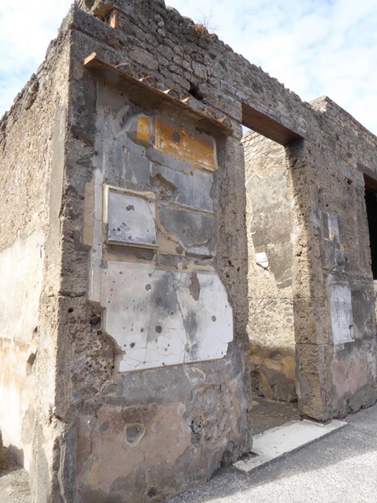VI.12.2 Pompeii. September 2015.
Doorway to room 5 on left, with pilaster of west wall of atrium towards room 31, centre right.
Foto Annette Haug, ERC Grant 681269 DÉCOR.