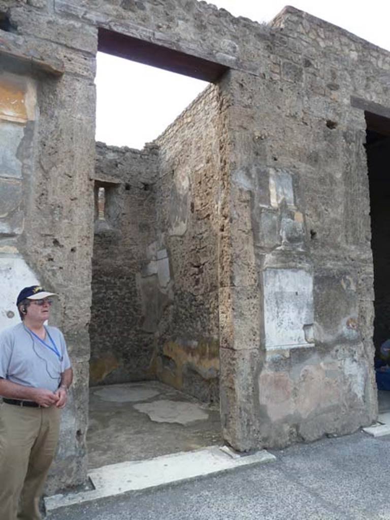 VI.12.2 Pompeii. September 2015. Doorway to second room on west side of atrium.