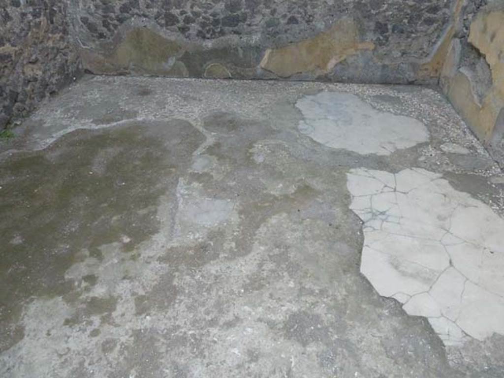 VI.12.2 Pompeii. September 2015. Floor of second room on west side of atrium.